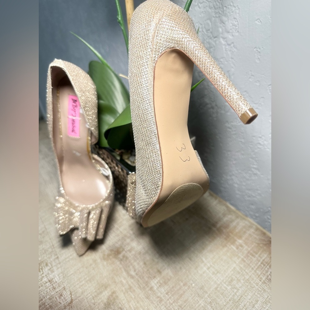 Betsey Johnson Glittering Bow Heels (#0145) - Picture 10 of 11